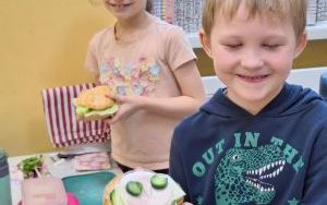 Kanapki w klasie 0 A – smaczna lekcja samodzielności. (13)