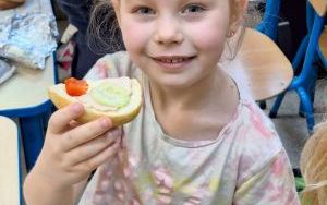 Kanapki w klasie 0 A – smaczna lekcja samodzielności. (14)