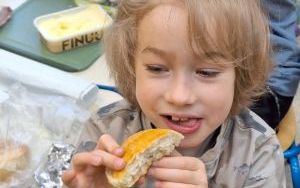 Kanapki w klasie 0 A – smaczna lekcja samodzielności. (10)