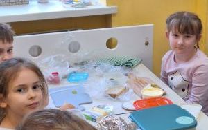 Kanapki w klasie 0 A – smaczna lekcja samodzielności. (11)
