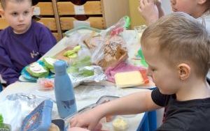 Kanapki w klasie 0 A – smaczna lekcja samodzielności. (8)