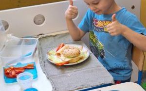 Kanapki w klasie 0 A – smaczna lekcja samodzielności. (9)