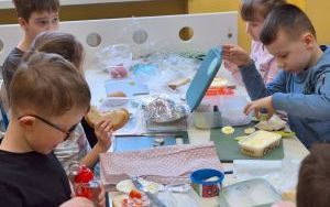 Kanapki w klasie 0 A – smaczna lekcja samodzielności. (7)