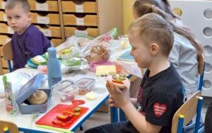 Kanapki w klasie 0 A – smaczna lekcja samodzielności. (4)