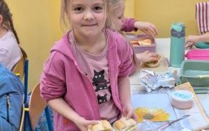 Kanapki w klasie 0 A – smaczna lekcja samodzielności. (5)