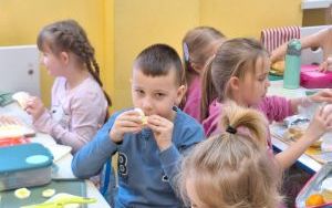 Kanapki w klasie 0 A – smaczna lekcja samodzielności. (6)