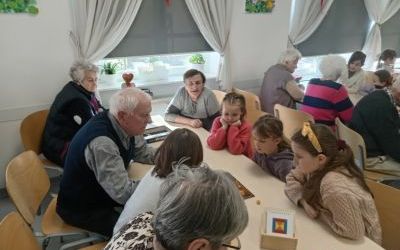 Wizyta świetlicy szkolnej w Dziennym Domu Seniora (5)