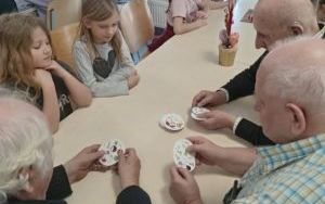 Wizyta świetlicy szkolnej w Dziennym Domu Seniora (12)