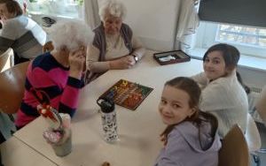 Wizyta świetlicy szkolnej w Dziennym Domu Seniora (10)