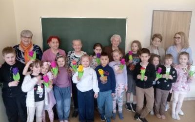 Kreatywne spotkanie z Seniorkami w świetlicy szkolnej (3)