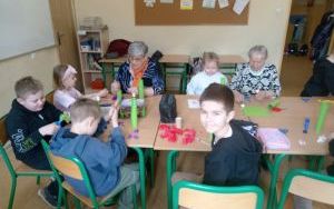 Kreatywne spotkanie z Seniorkami w świetlicy szkolnej (17)