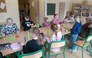 Kreatywne spotkanie z Seniorkami w świetlicy szkolnej (18)