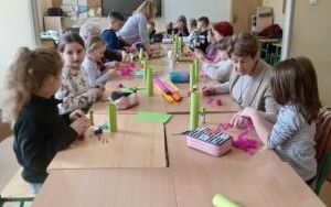 Kreatywne spotkanie z Seniorkami w świetlicy szkolnej (15)