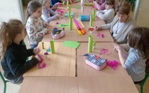 Kreatywne spotkanie z Seniorkami w świetlicy szkolnej (16)