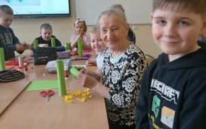 Kreatywne spotkanie z Seniorkami w świetlicy szkolnej (13)
