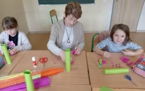 Kreatywne spotkanie z Seniorkami w świetlicy szkolnej (14)