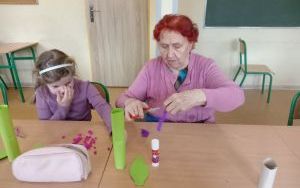 Kreatywne spotkanie z Seniorkami w świetlicy szkolnej (11)