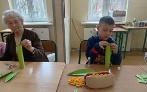 Kreatywne spotkanie z Seniorkami w świetlicy szkolnej (12)