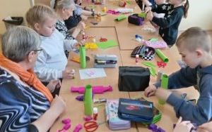 Kreatywne spotkanie z Seniorkami w świetlicy szkolnej (9)