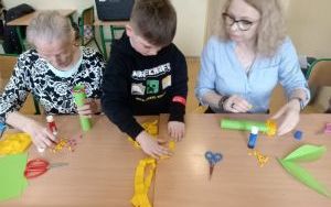 Kreatywne spotkanie z Seniorkami w świetlicy szkolnej (10)