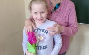 Kreatywne spotkanie z Seniorkami w świetlicy szkolnej (1)