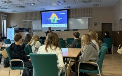 Klasa 7 a i 8 a podczas VII Szkolnej Konferencji Klimatycznej (10)