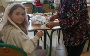 Świąteczne spotkanie z Seniorkami w świetlicy szkolne (1)