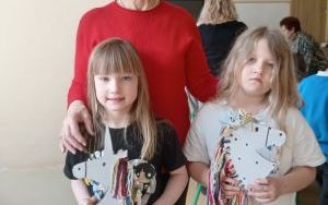 Zabawa w nawlekanie z Paniami z Dziennego Domu Senior+ (5)