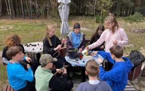 Uczniowie na warsztatach survivalowych w Warsztatowni Kulturka u Stółka (11)