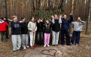 Uczniowie na warsztatach survivalowych w Warsztatowni Kulturka u Stółka (9)