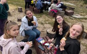 Uczniowie na warsztatach survivalowych w Warsztatowni Kulturka u Stółka (10)