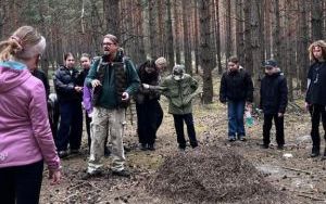 Uczniowie na warsztatach survivalowych w Warsztatowni Kulturka u Stółka (7)