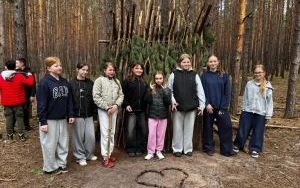 Uczniowie na warsztatach survivalowych w Warsztatowni Kulturka u Stółka (8)