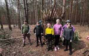 Uczniowie na warsztatach survivalowych w Warsztatowni Kulturka u Stółka (5)