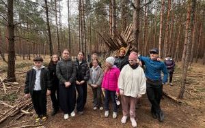 Uczniowie na warsztatach survivalowych w Warsztatowni Kulturka u Stółka (6)