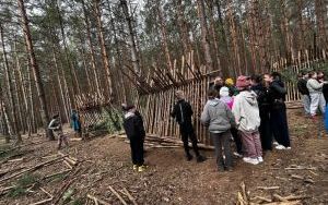 Uczniowie na warsztatach survivalowych w Warsztatowni Kulturka u Stółka (3)