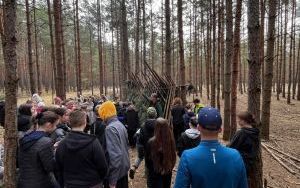 Uczniowie na warsztatach survivalowych w Warsztatowni Kulturka u Stółka (4)