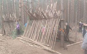 Uczniowie na warsztatach survivalowych w Warsztatowni Kulturka u Stółka (5)