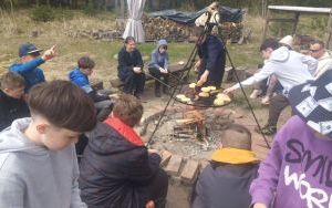 Uczniowie na warsztatach survivalowych w Warsztatowni Kulturka u Stółka (2)