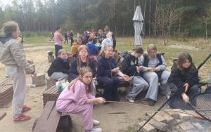 Uczniowie na warsztatach survivalowych w Warsztatowni Kulturka u Stółka (14)