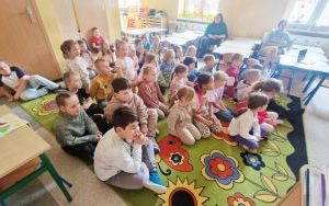 Przedstawienie „Bezpieczni w sieci” w wykonaniu uczennic klasy 5 c (2)