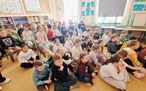 Przedstawienie „Bezpieczni w sieci” w wykonaniu uczennic klasy 5 c (6)