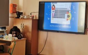Przedstawienie „Bezpieczni w sieci” w wykonaniu uczennic klasy 5 c (1)