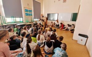 Przedstawienie „Bezpieczni w sieci” w wykonaniu uczennic klasy 5 c (12)