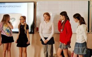 Przedstawienie „Bezpieczni w sieci” w wykonaniu uczennic klasy 5 c (13)