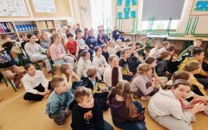 Przedstawienie „Bezpieczni w sieci” w wykonaniu uczennic klasy 5 c (11)