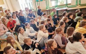 Przedstawienie „Bezpieczni w sieci” w wykonaniu uczennic klasy 5 c (9)