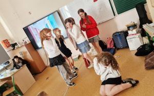 Przedstawienie „Bezpieczni w sieci” w wykonaniu uczennic klasy 5 c (6)
