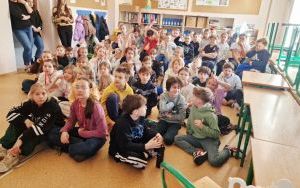 Przedstawienie „Bezpieczni w sieci” w wykonaniu uczennic klasy 5 c (5)
