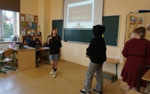 Przedstawienie „Bezpieczni w sieci” w wykonaniu uczennic klasy 5 c (2)